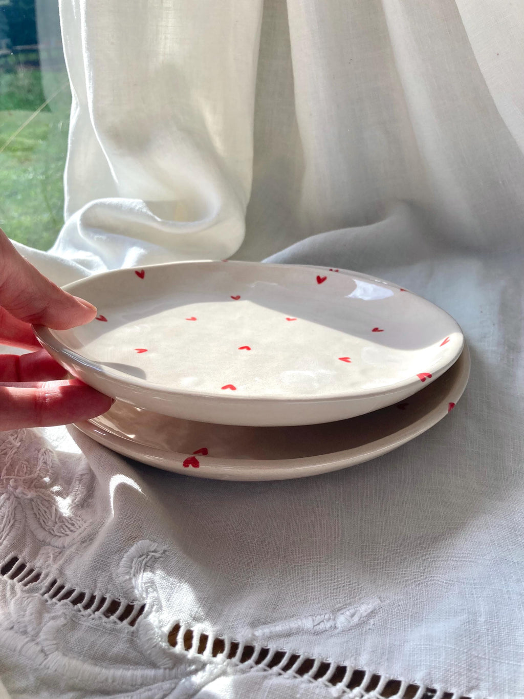 Assiette céramique coeurs rouges