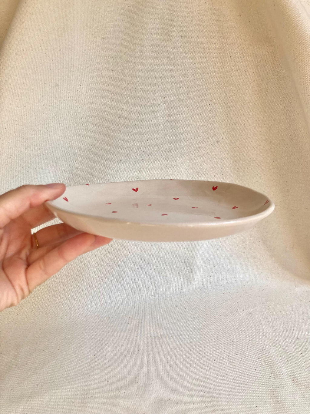 Assiette céramique coeurs rouges