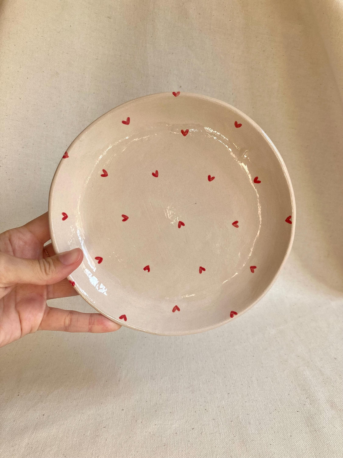 Assiette céramique coeurs rouges