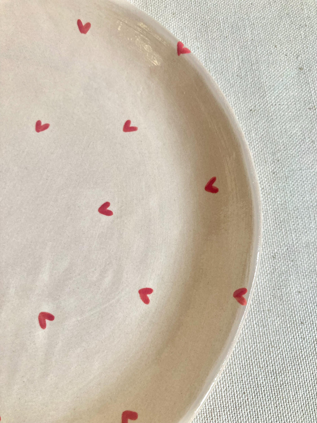 Assiette céramique coeurs rouges