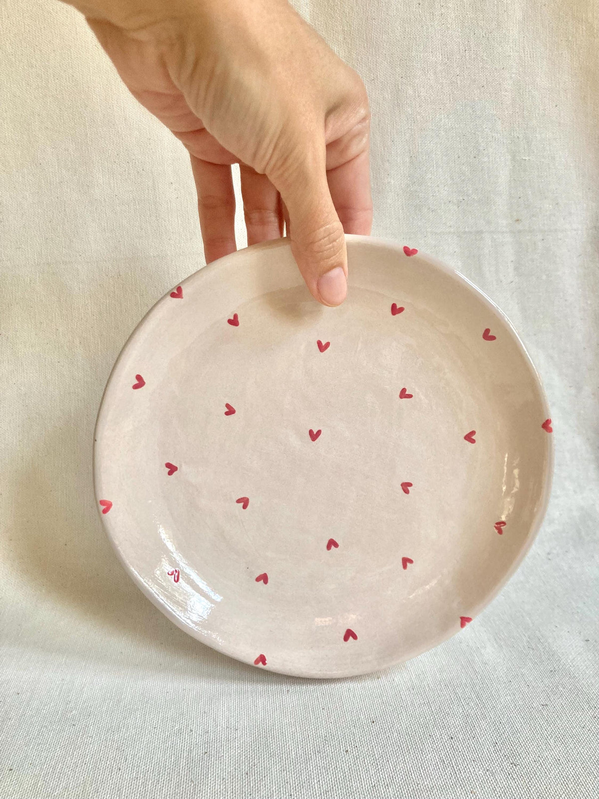 Assiette céramique coeurs rouges