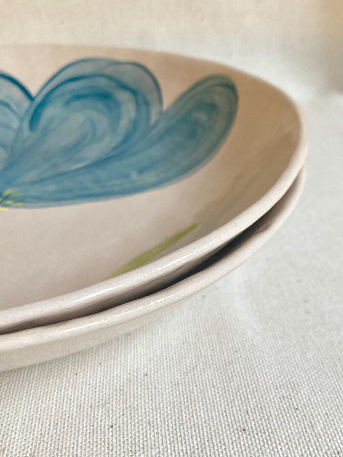 Assiette creuse céramique grande fleur bleue