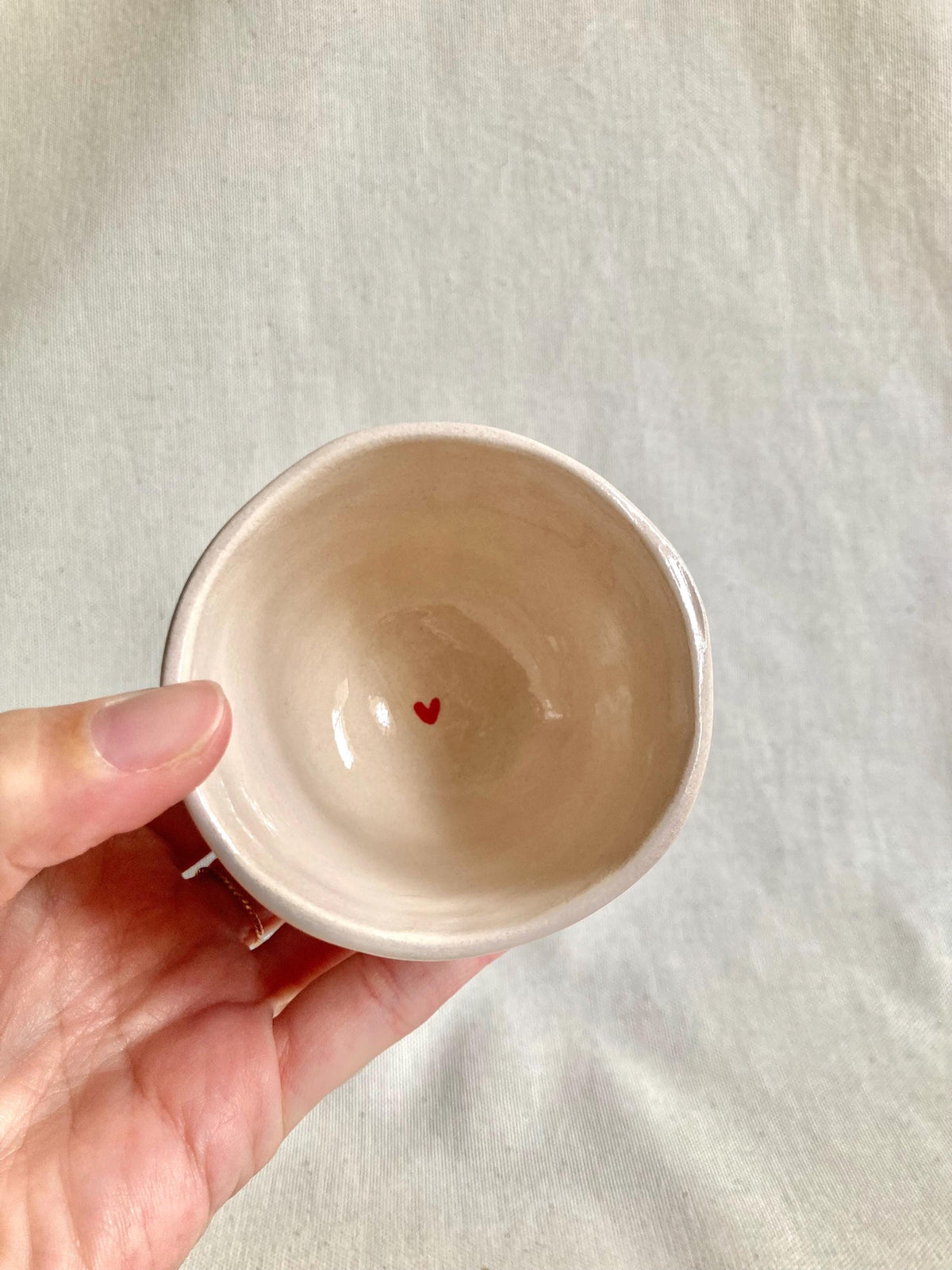Tasse céramique personnalisée coeurs rouges