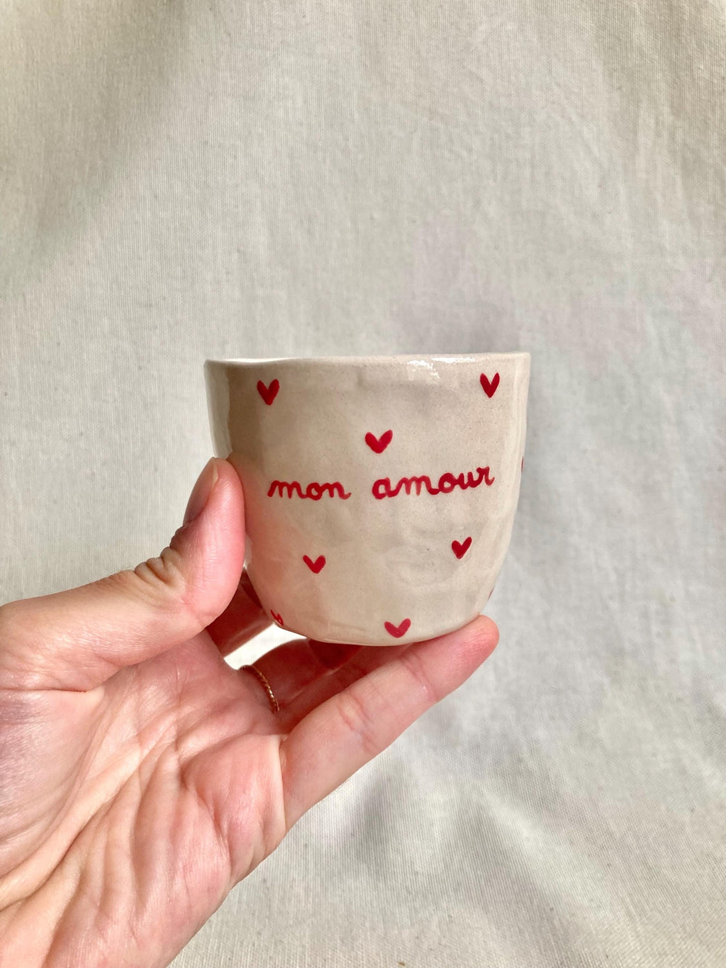 Tasse céramique personnalisée coeurs rouges