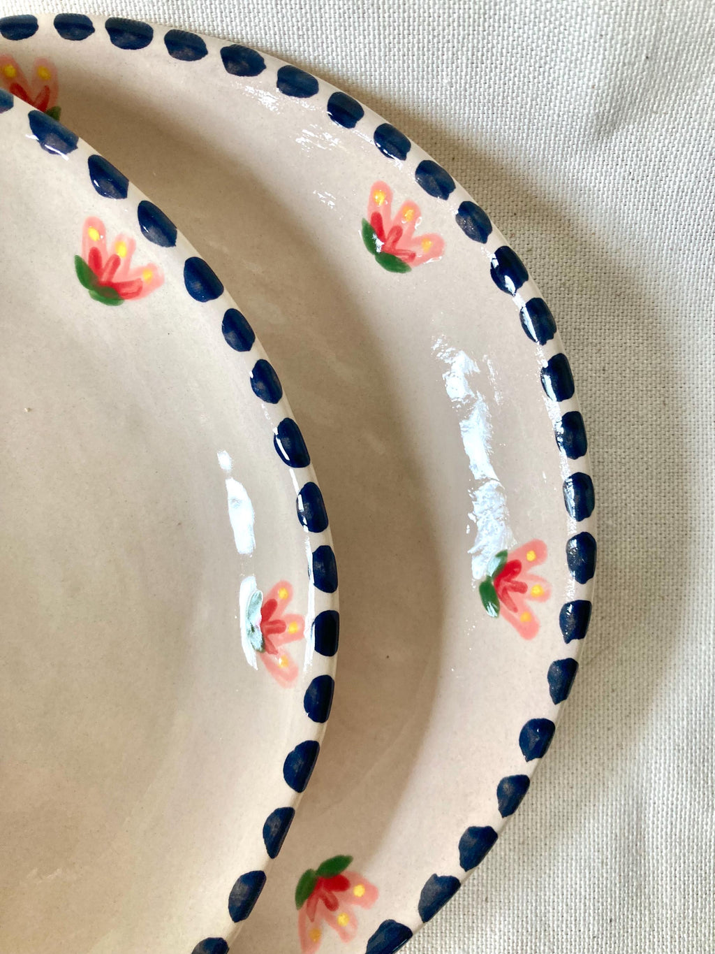 Assiette céramique couronne de fleurs roses et rouges, liseré noir