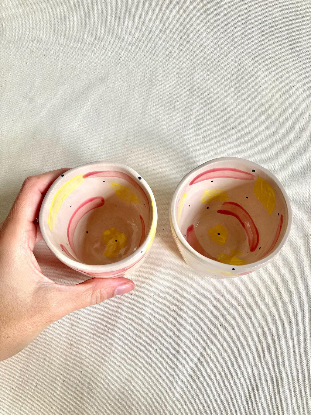 Tasse céramique illustrée rouge et jaune