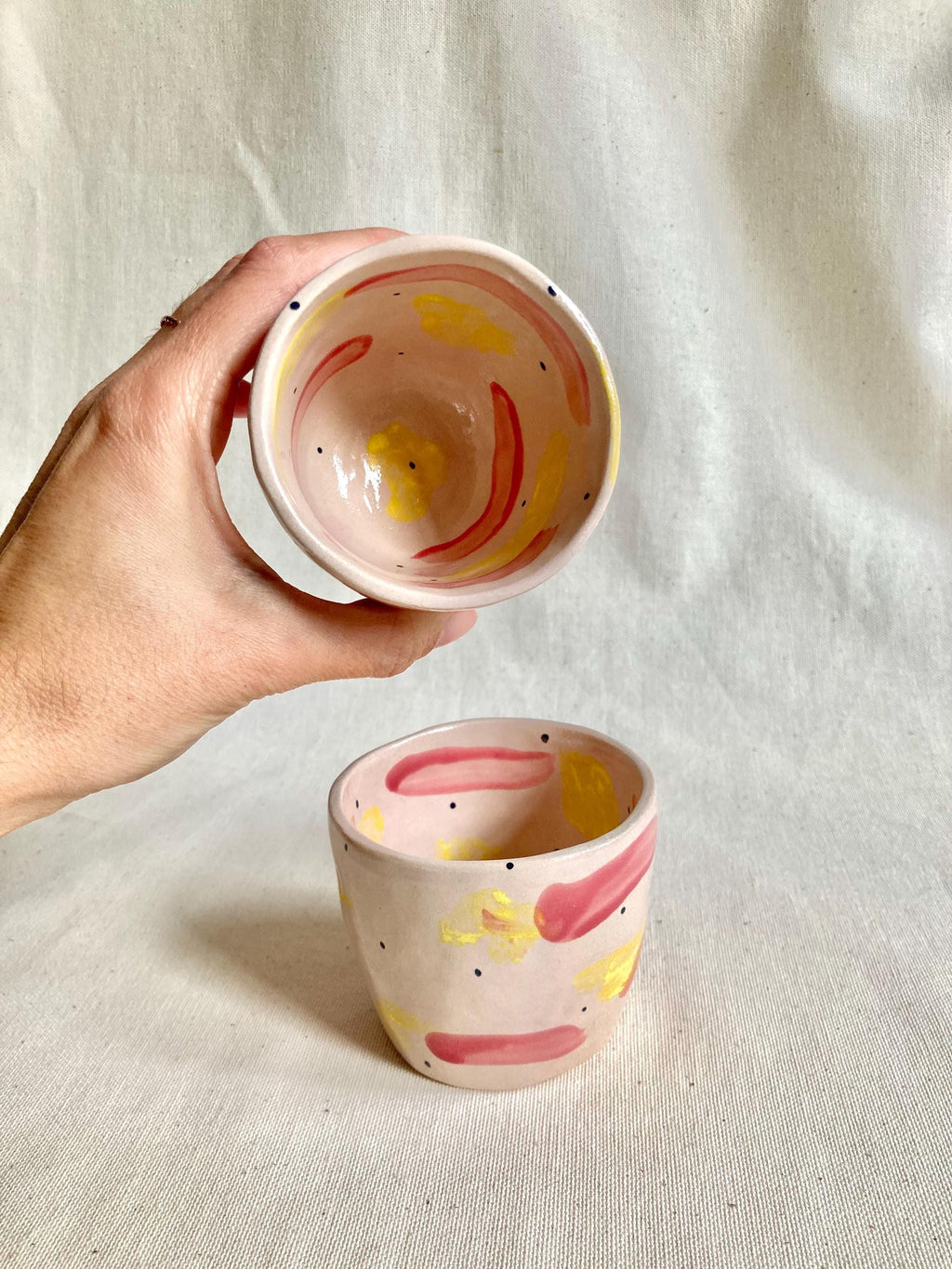 Tasse céramique illustrée rouge et jaune