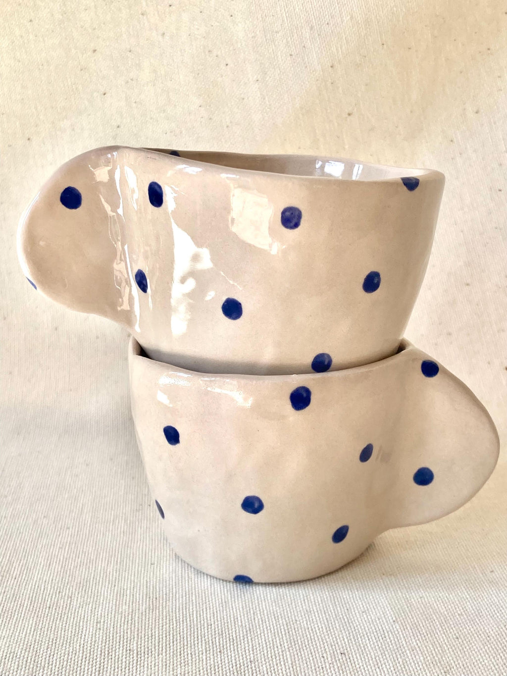 Tasse céramique avec anse et pois bleu foncé