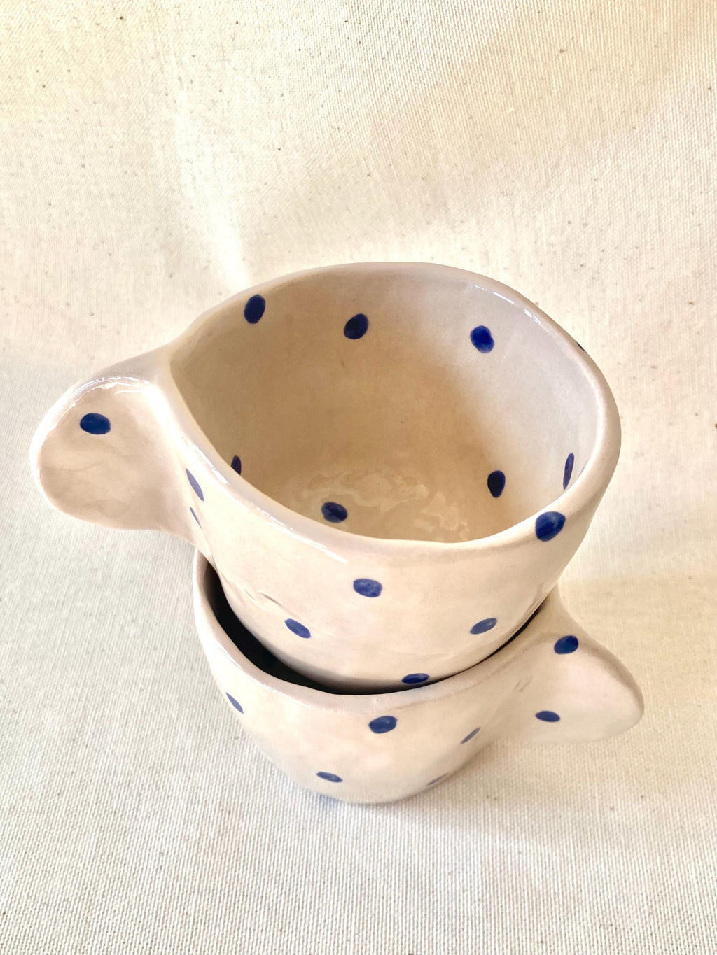 Tasse céramique avec anse et pois bleu foncé