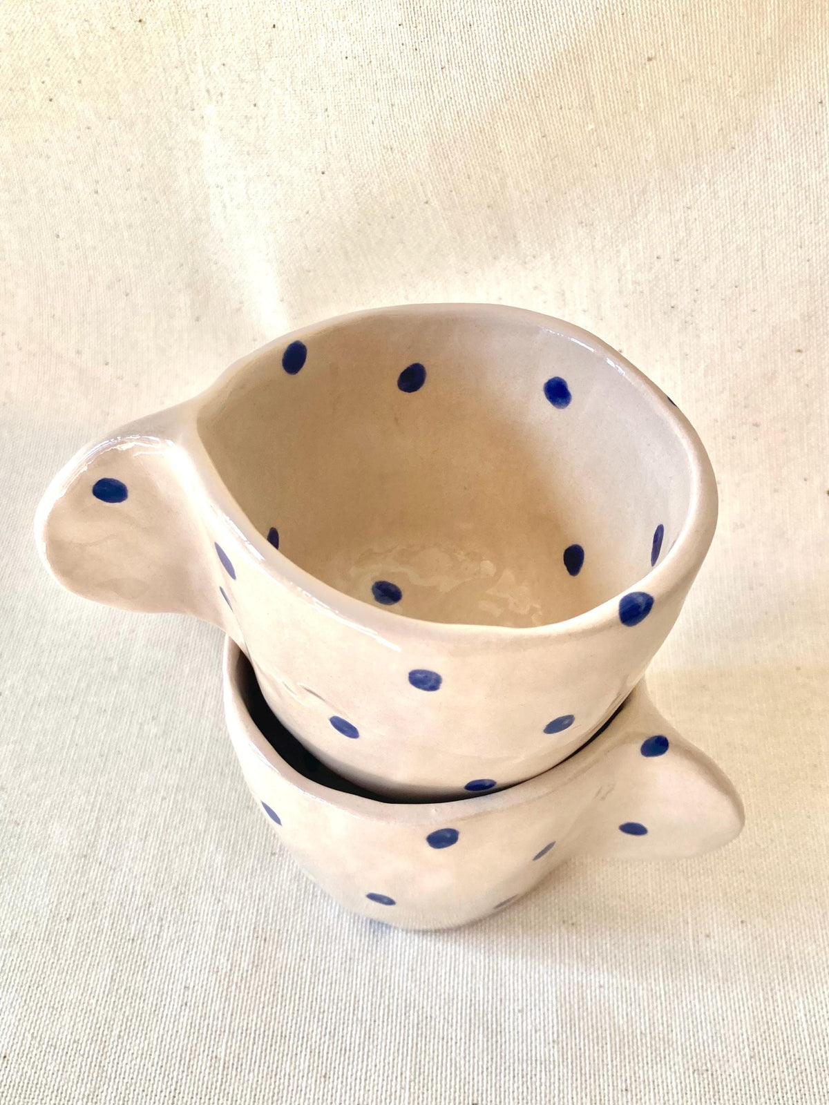 Tasse céramique avec anse et pois bleu foncé