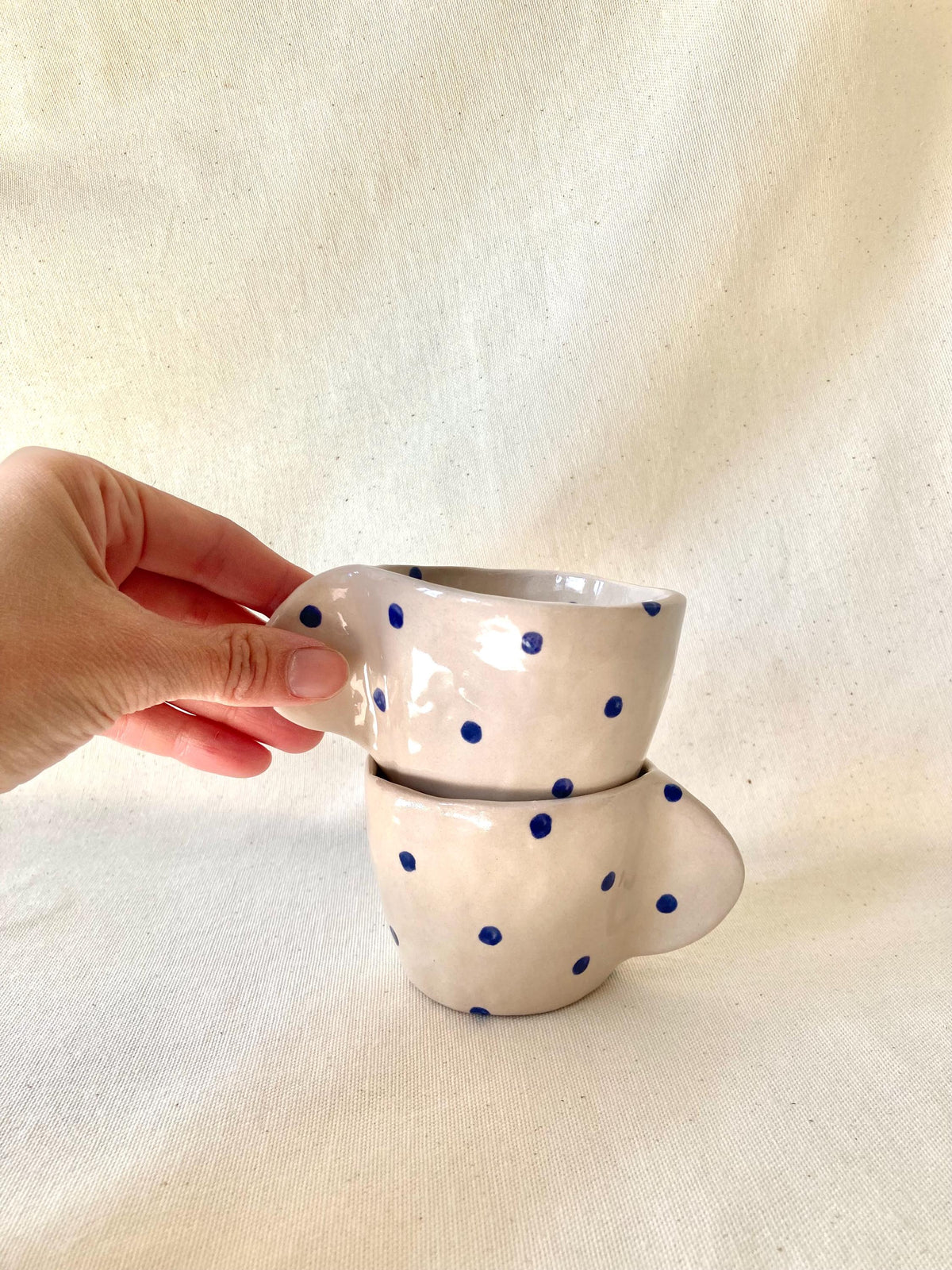 Tasse céramique avec anse et pois bleu foncé