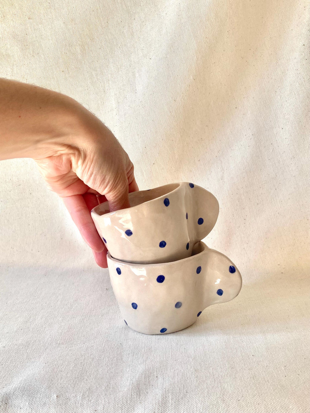 Tasse céramique avec anse et pois bleu foncé
