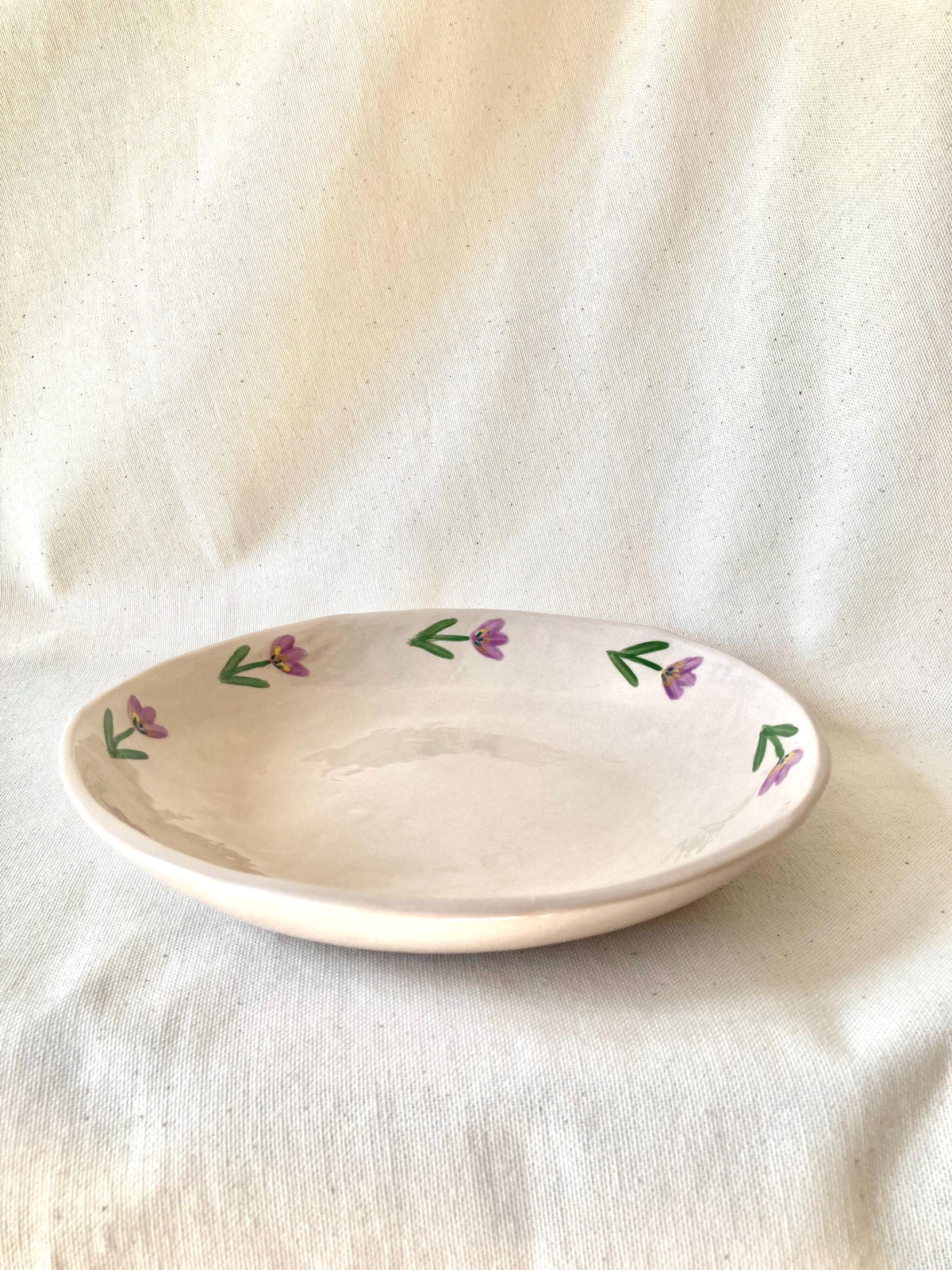 Assiette creuse céramique couronne de tulipes violettes