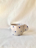 Tasse céramique avec anse et pois bleu foncé