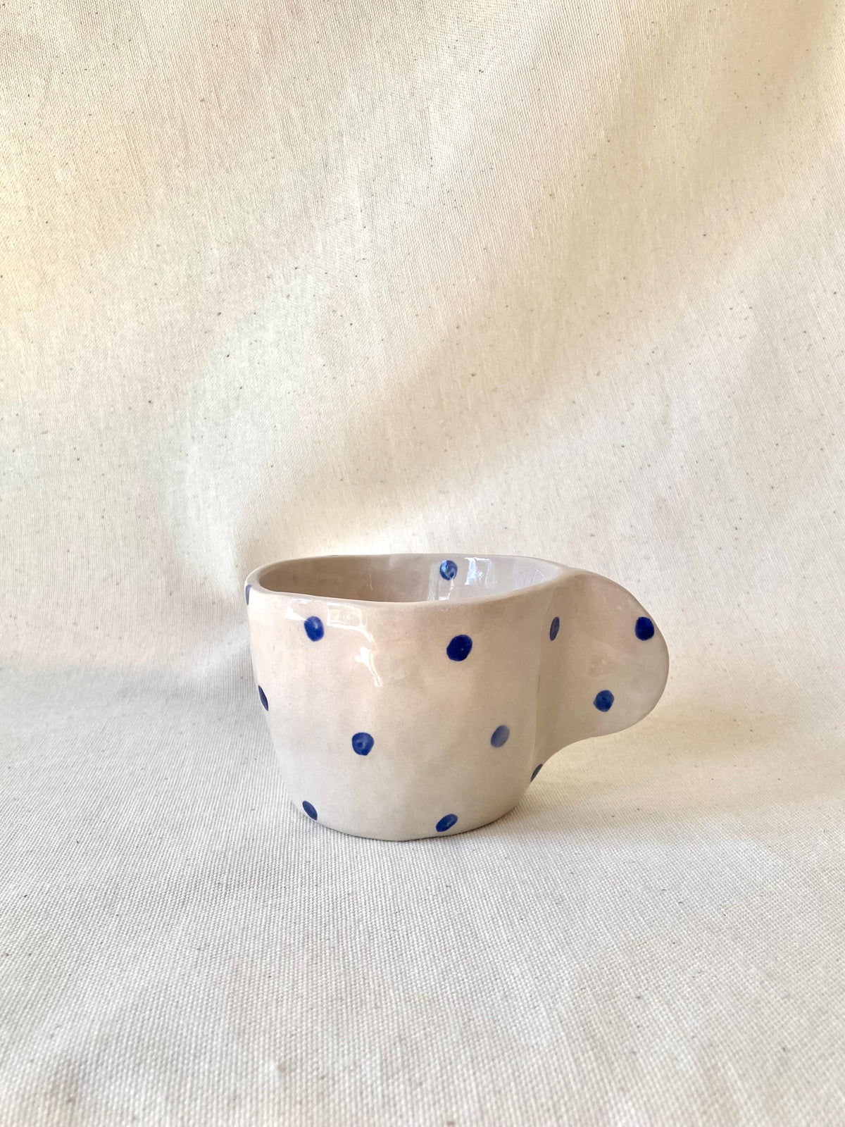 Tasse céramique avec anse et pois bleu foncé