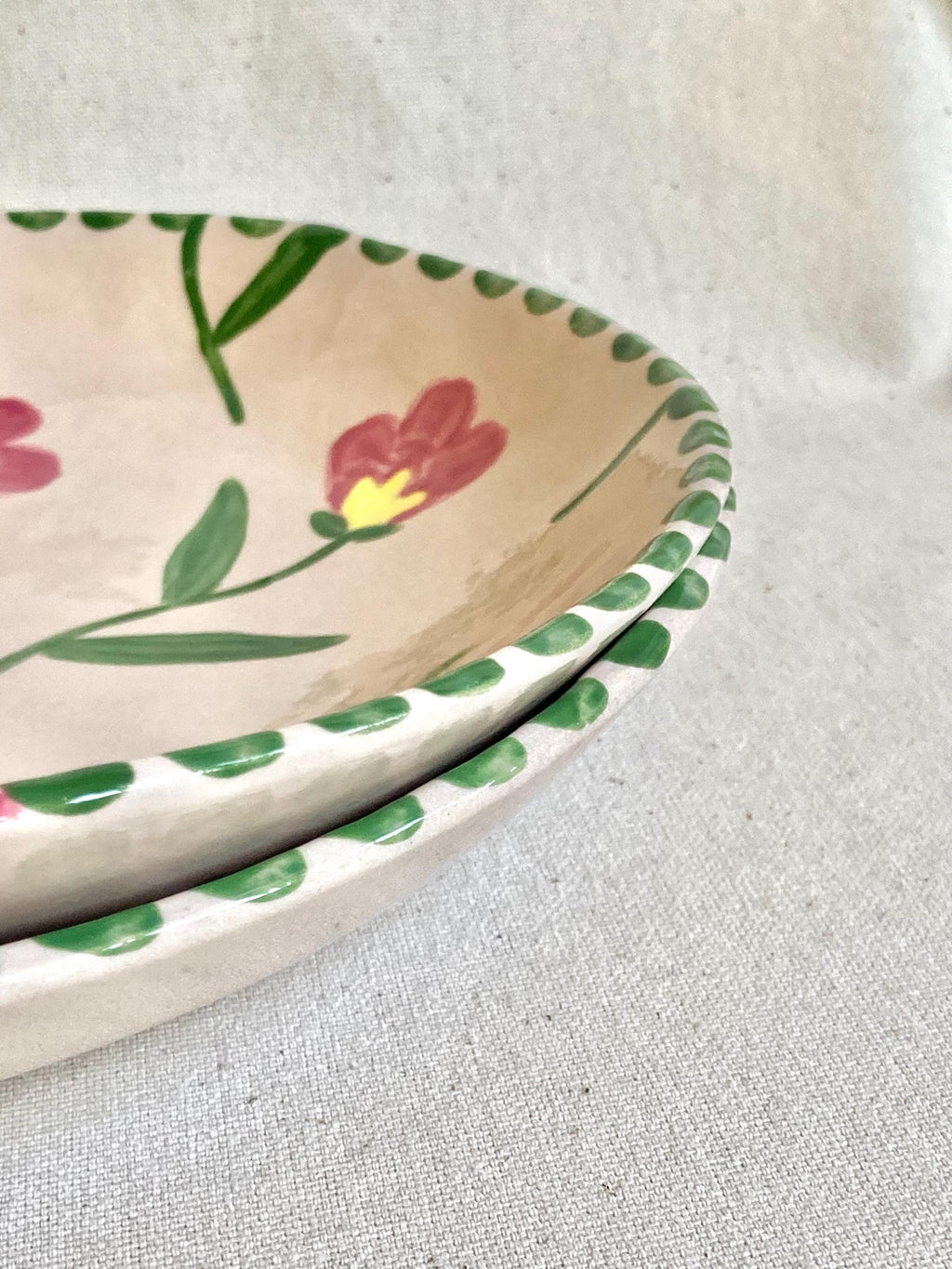 Assiette creuse céramique fleurs roses et jaunes, liseré pois verts
