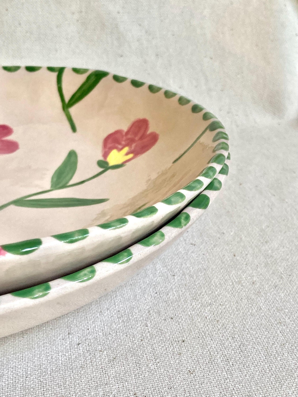 Assiette creuse céramique fleurs roses et jaunes, liseré pois verts