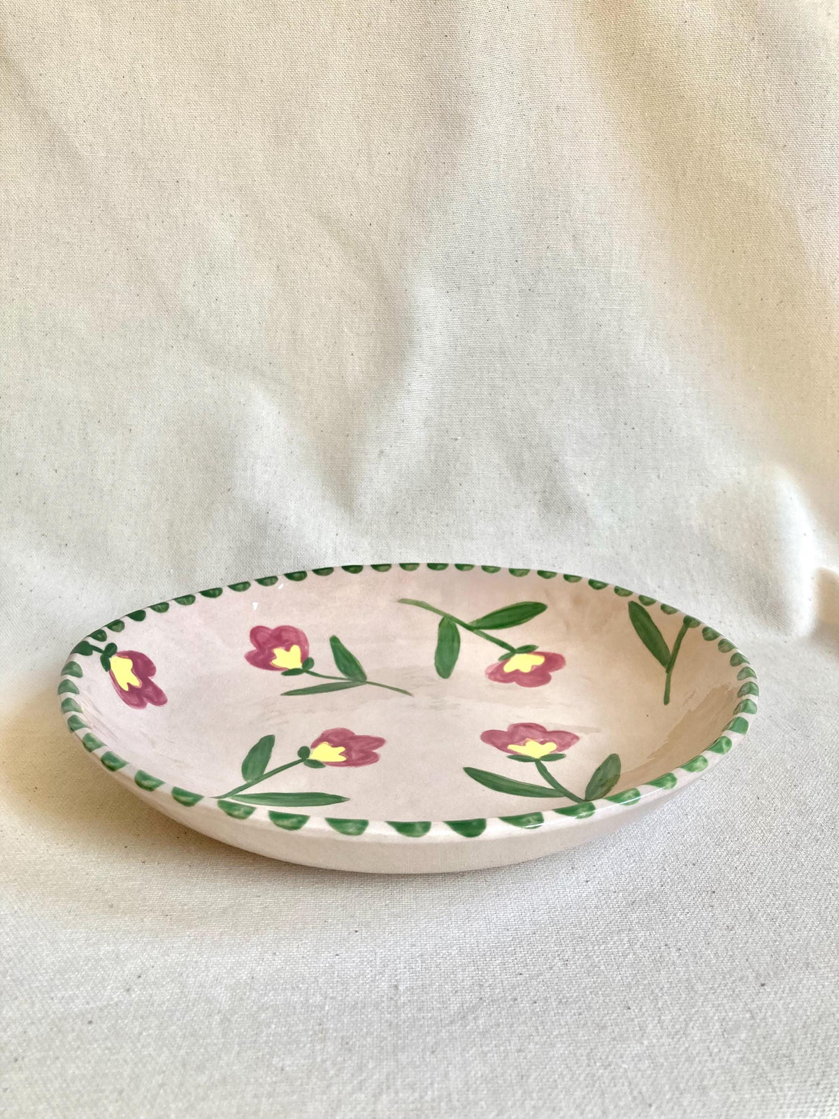Assiette creuse céramique fleurs roses et jaunes, liseré pois verts