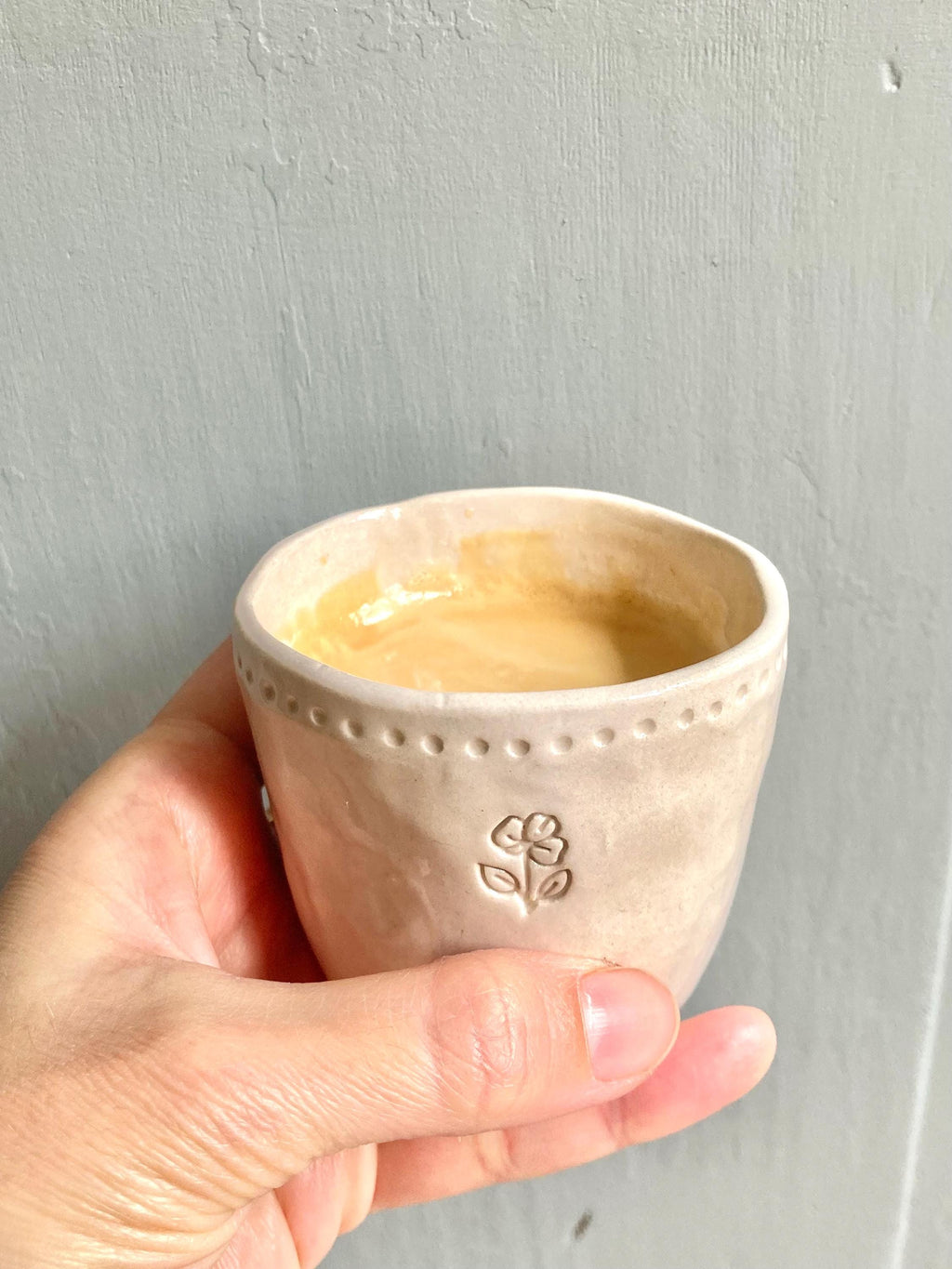 Tasse céramique empreinte fleur