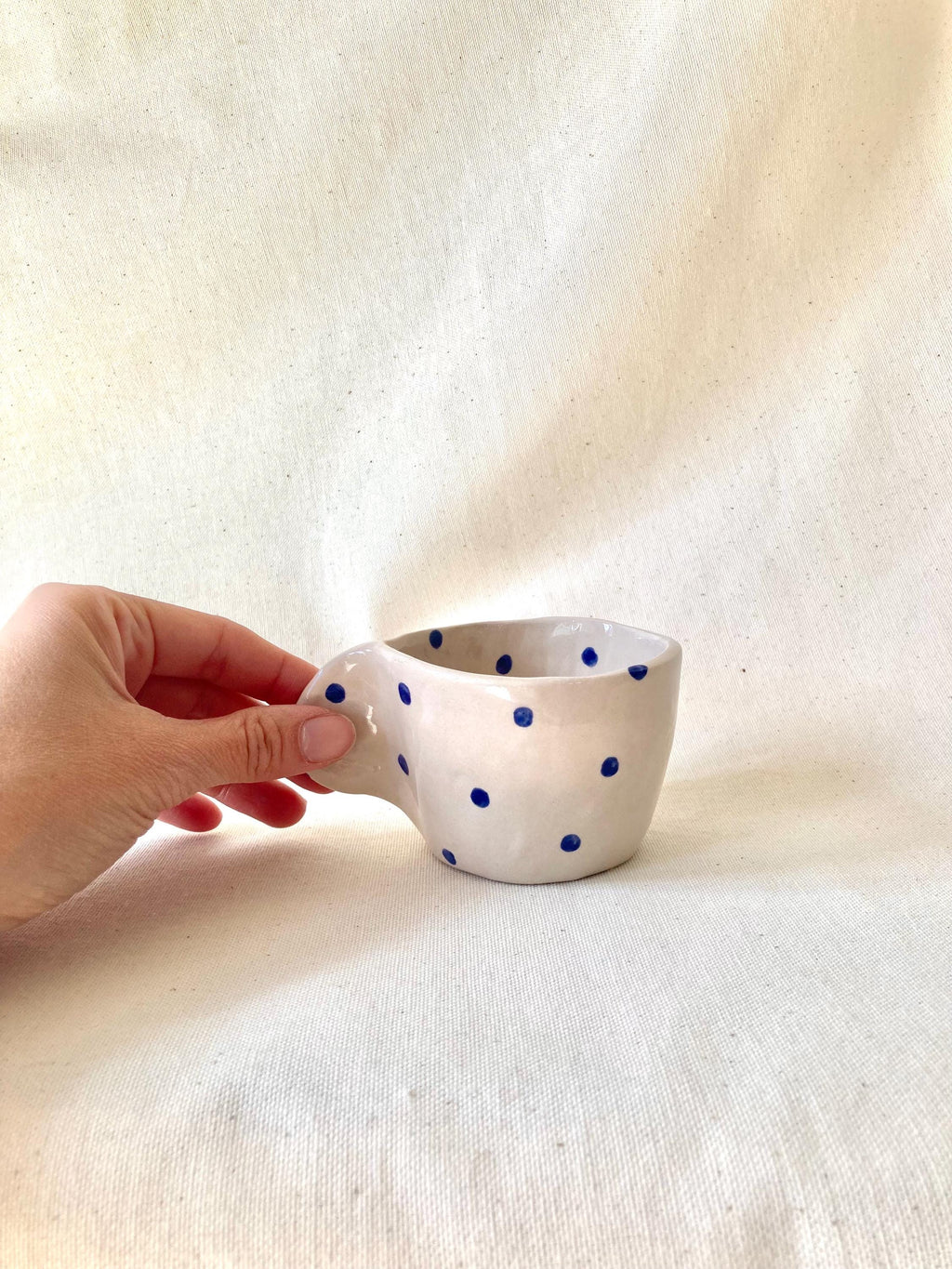 Tasse céramique avec anse et pois bleu foncé