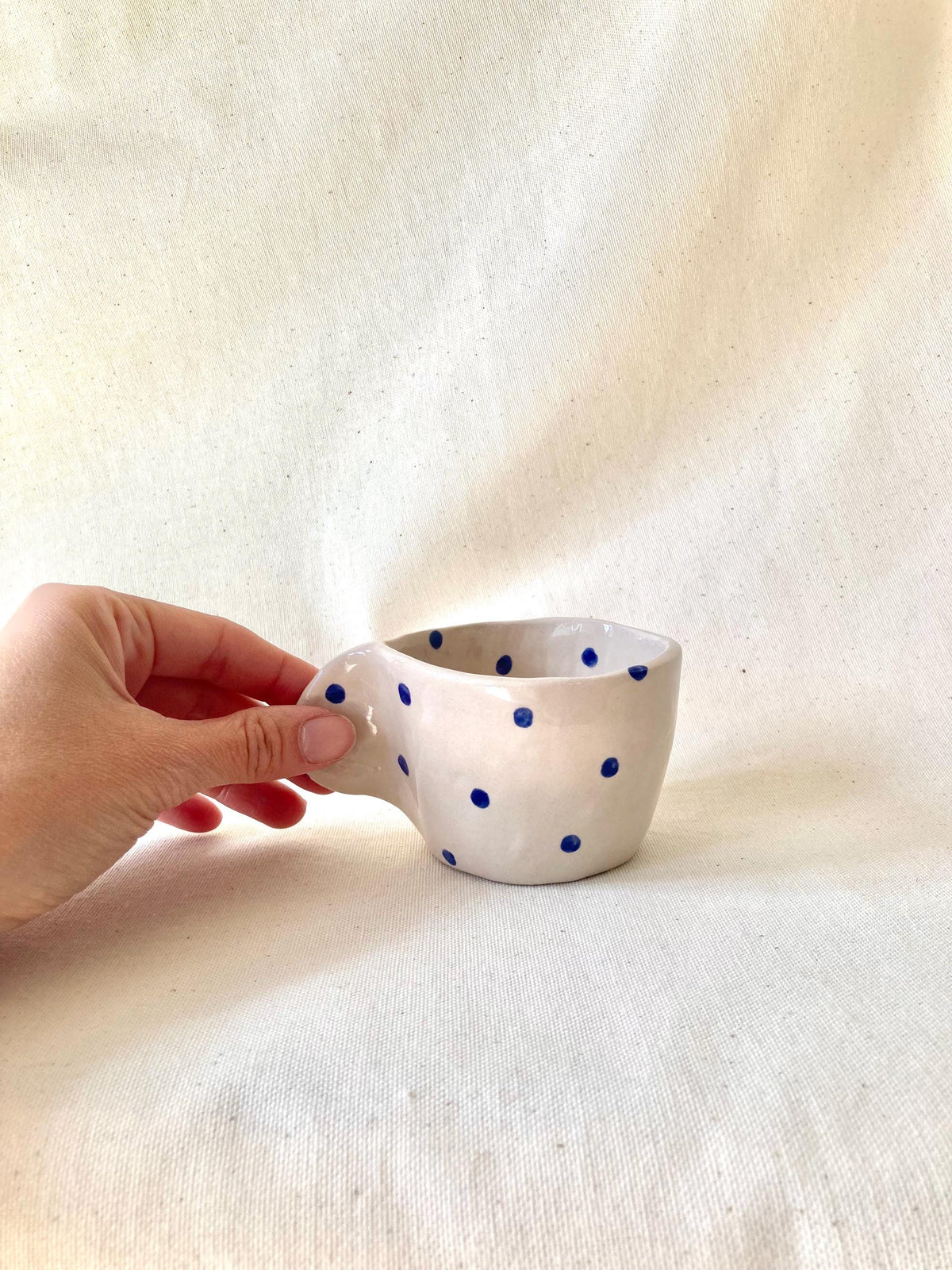 Tasse céramique avec anse et pois bleu foncé
