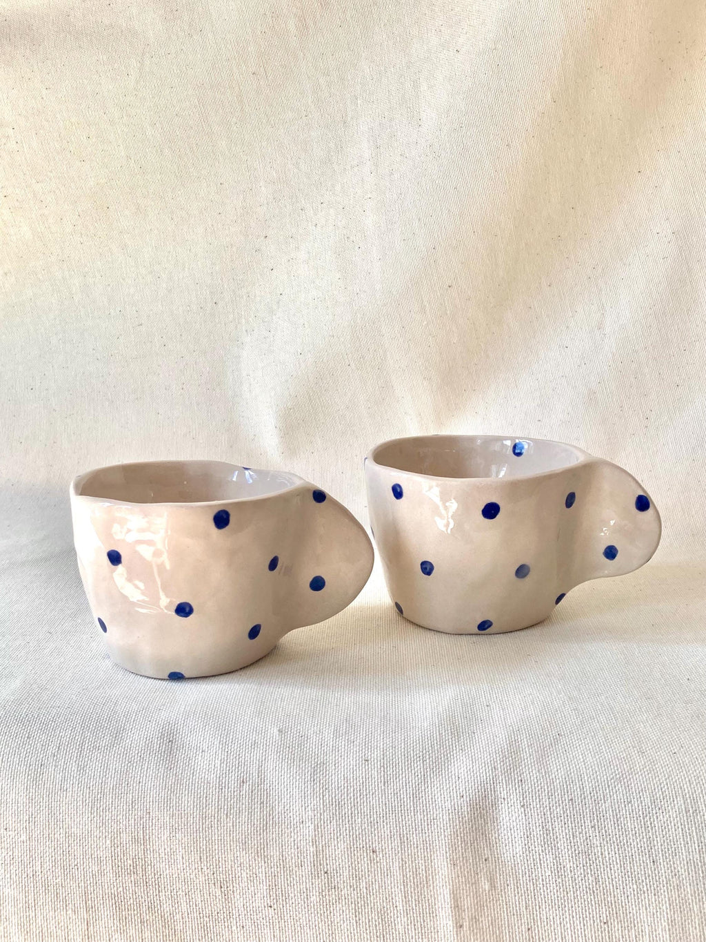 Tasse céramique avec anse et pois bleu foncé