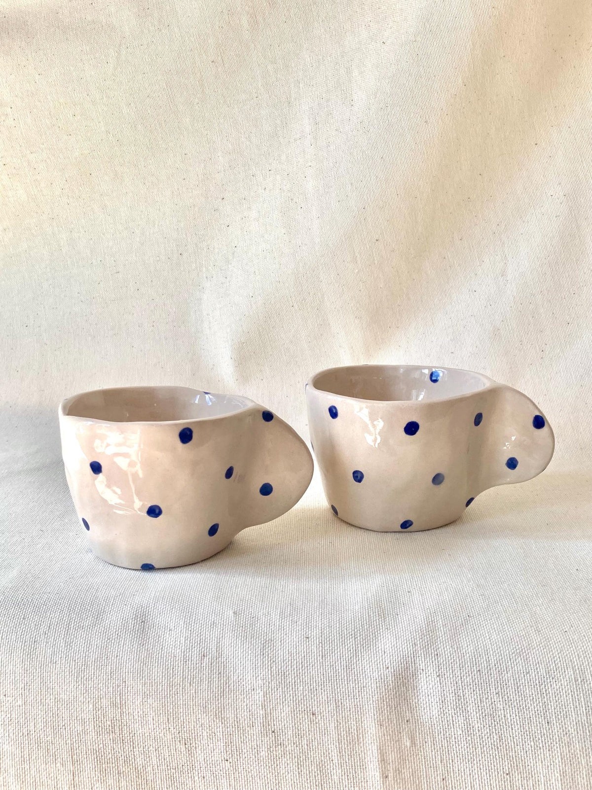 Tasse céramique avec anse et pois bleu foncé