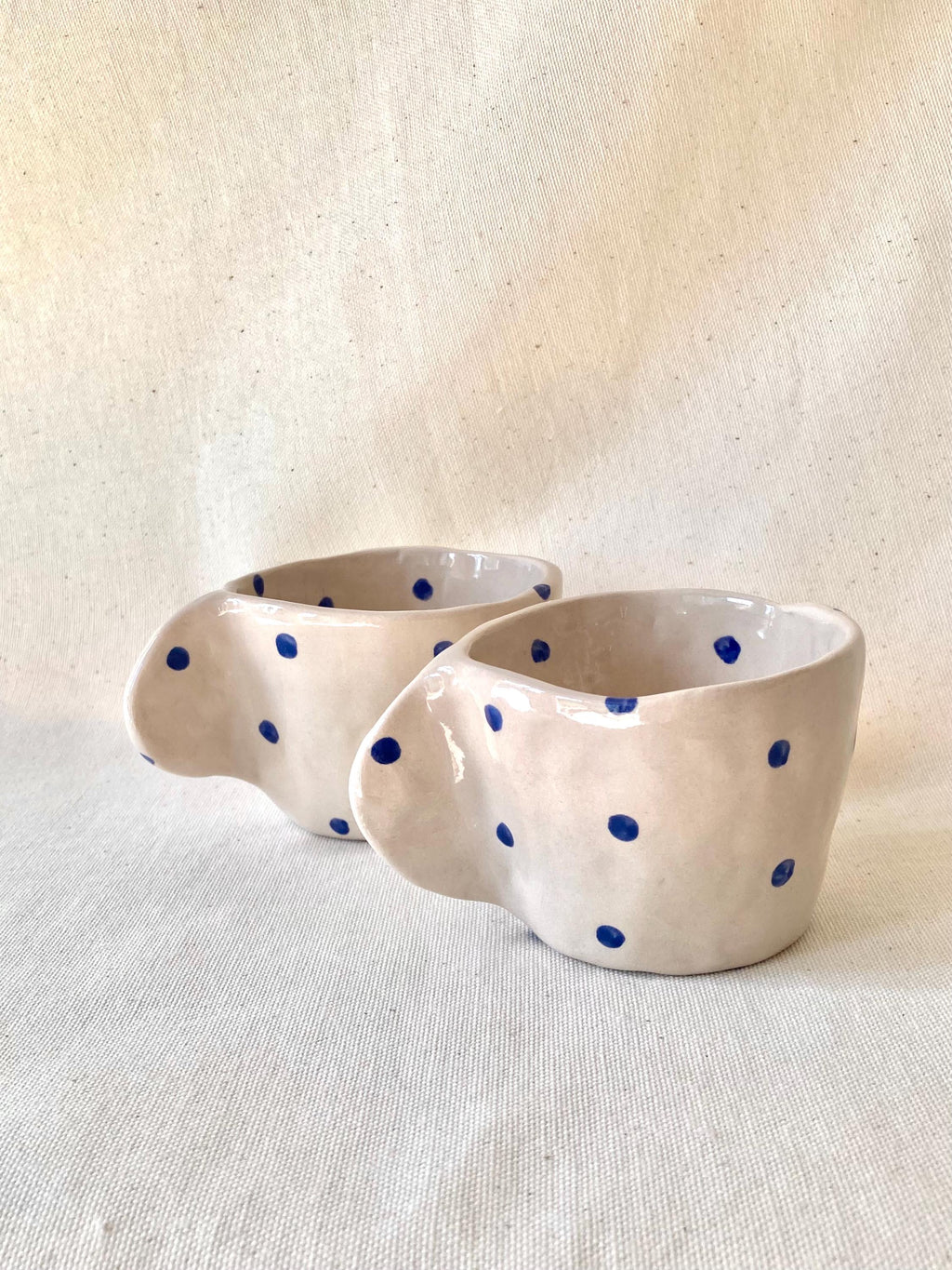 Tasse céramique avec anse et pois bleu foncé
