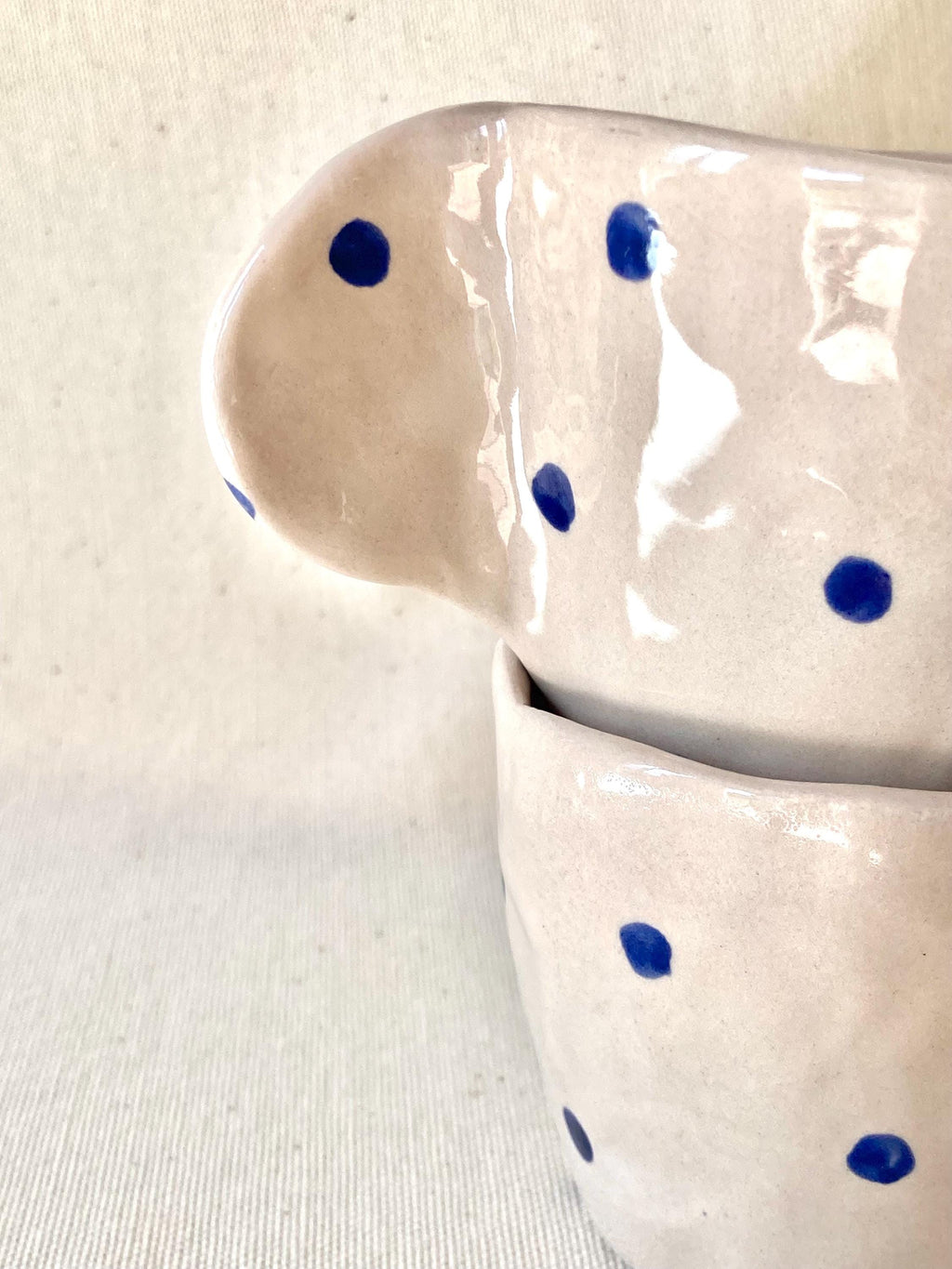 Tasse céramique avec anse et pois bleu foncé
