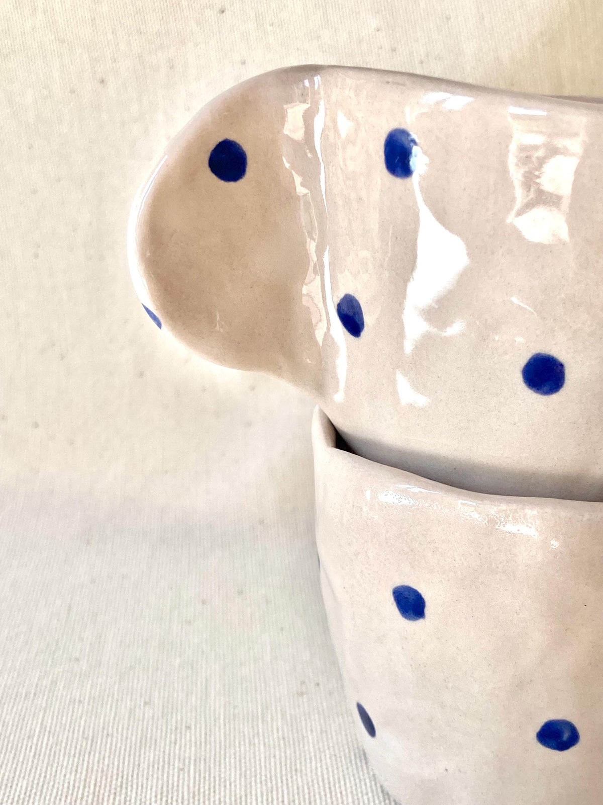 Tasse céramique avec anse et pois bleu foncé