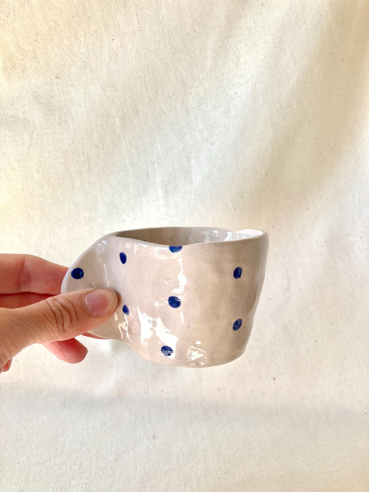 Tasse céramique avec anse et pois bleu foncé