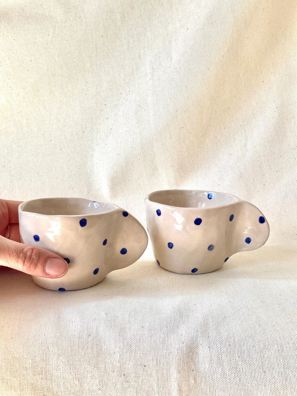 Tasse céramique avec anse et pois bleu foncé