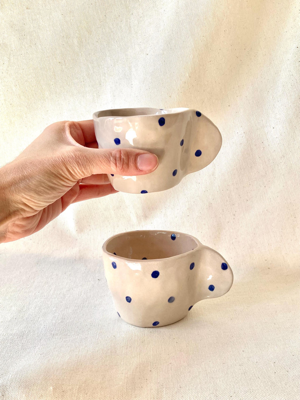 Tasse céramique avec anse et pois bleu foncé