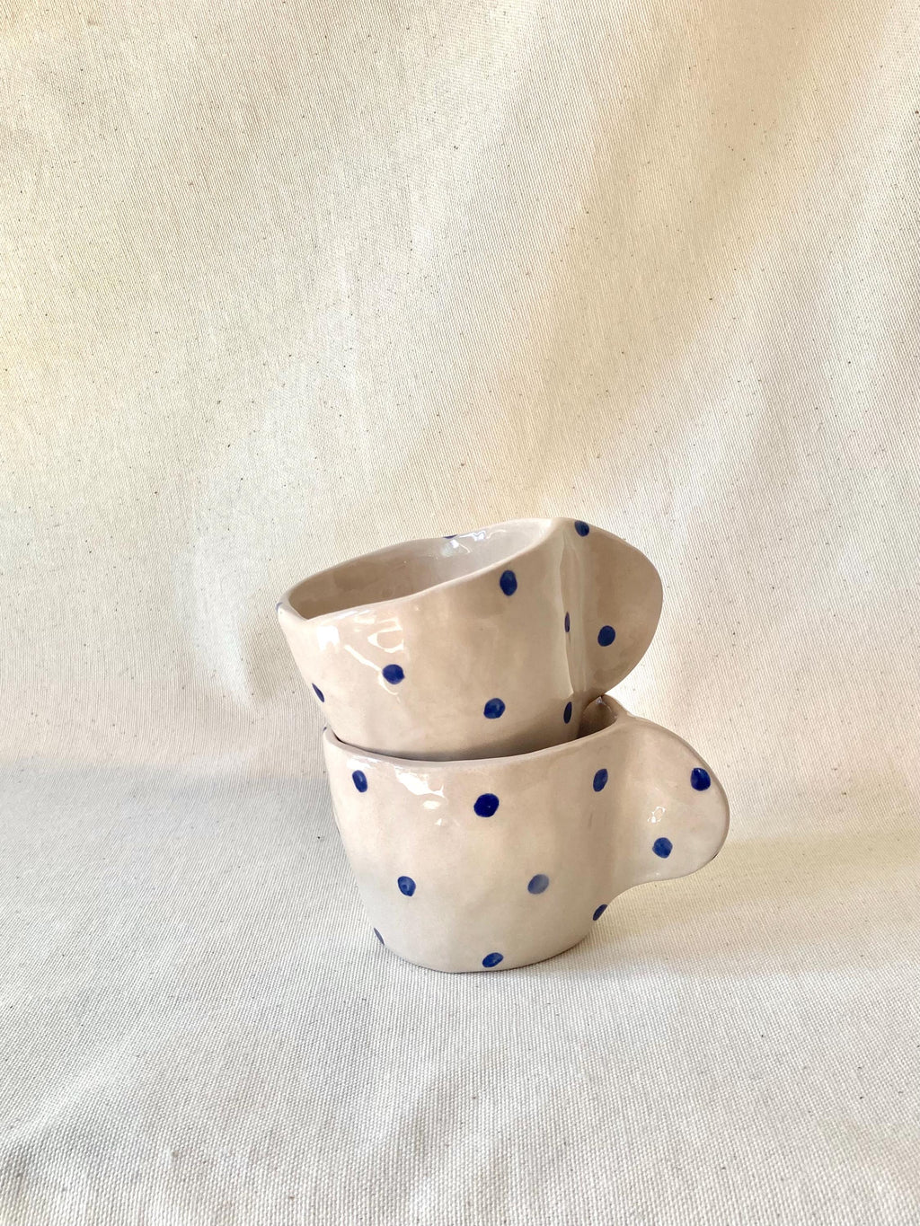 Tasse céramique avec anse et pois bleu foncé