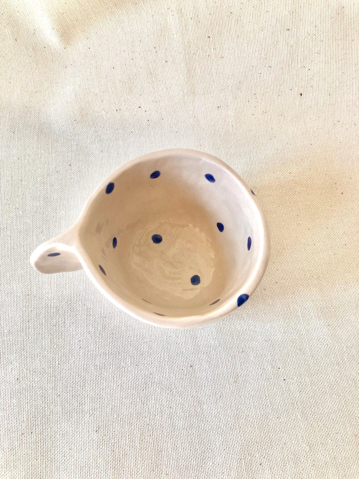 Tasse céramique avec anse et pois bleu foncé