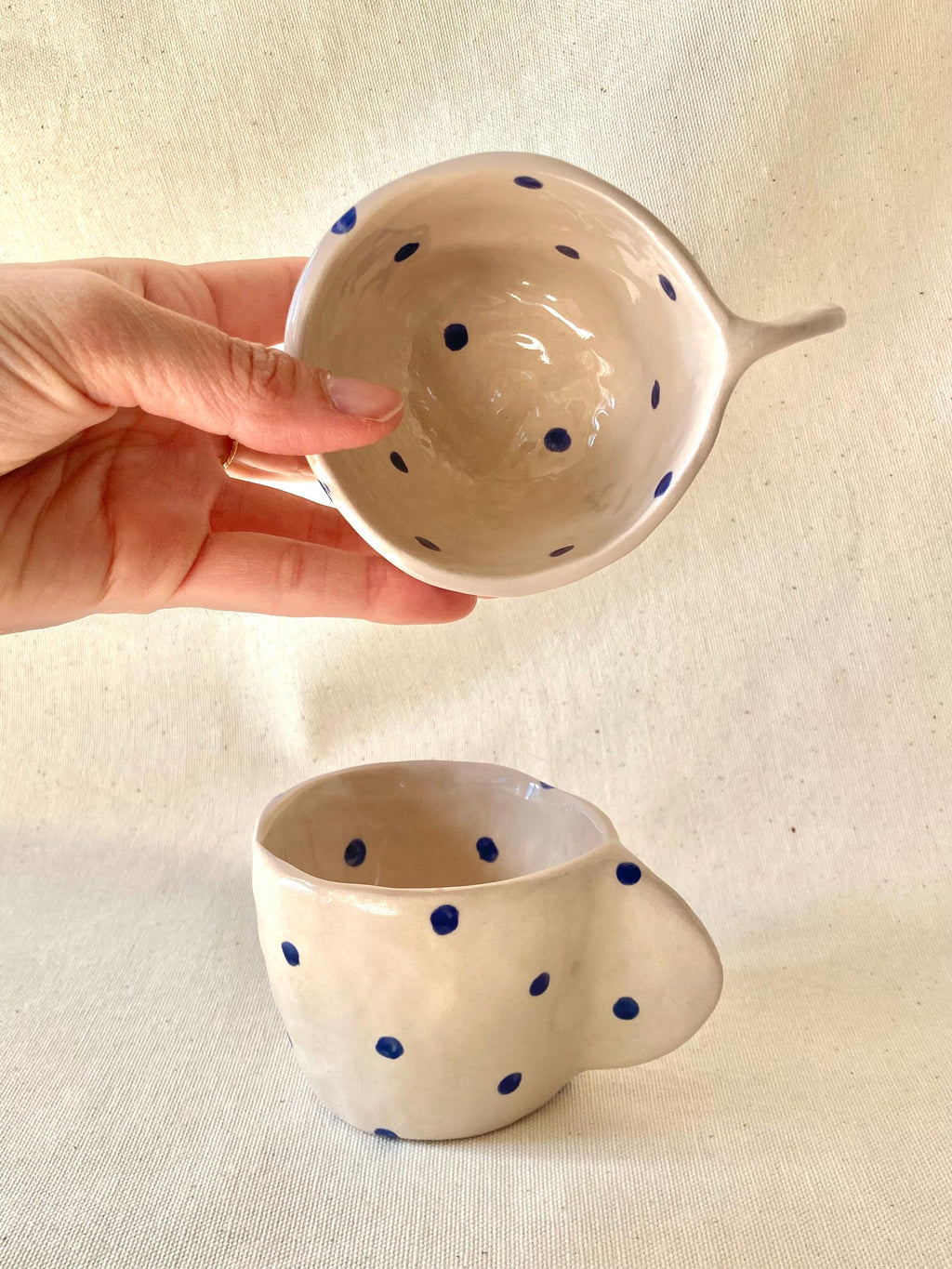 Tasse céramique avec anse et pois bleu foncé