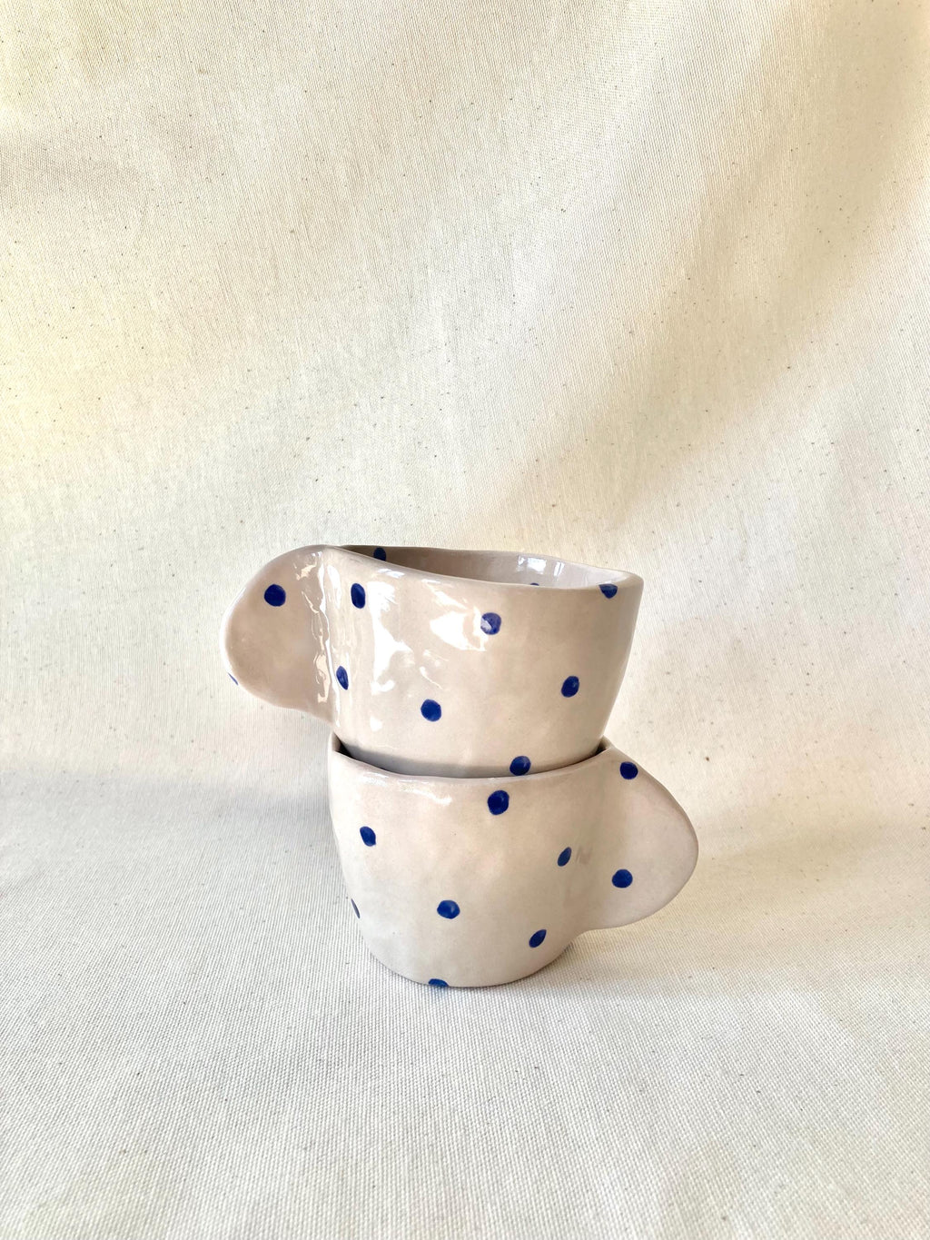 Tasse céramique avec anse et pois bleu foncé