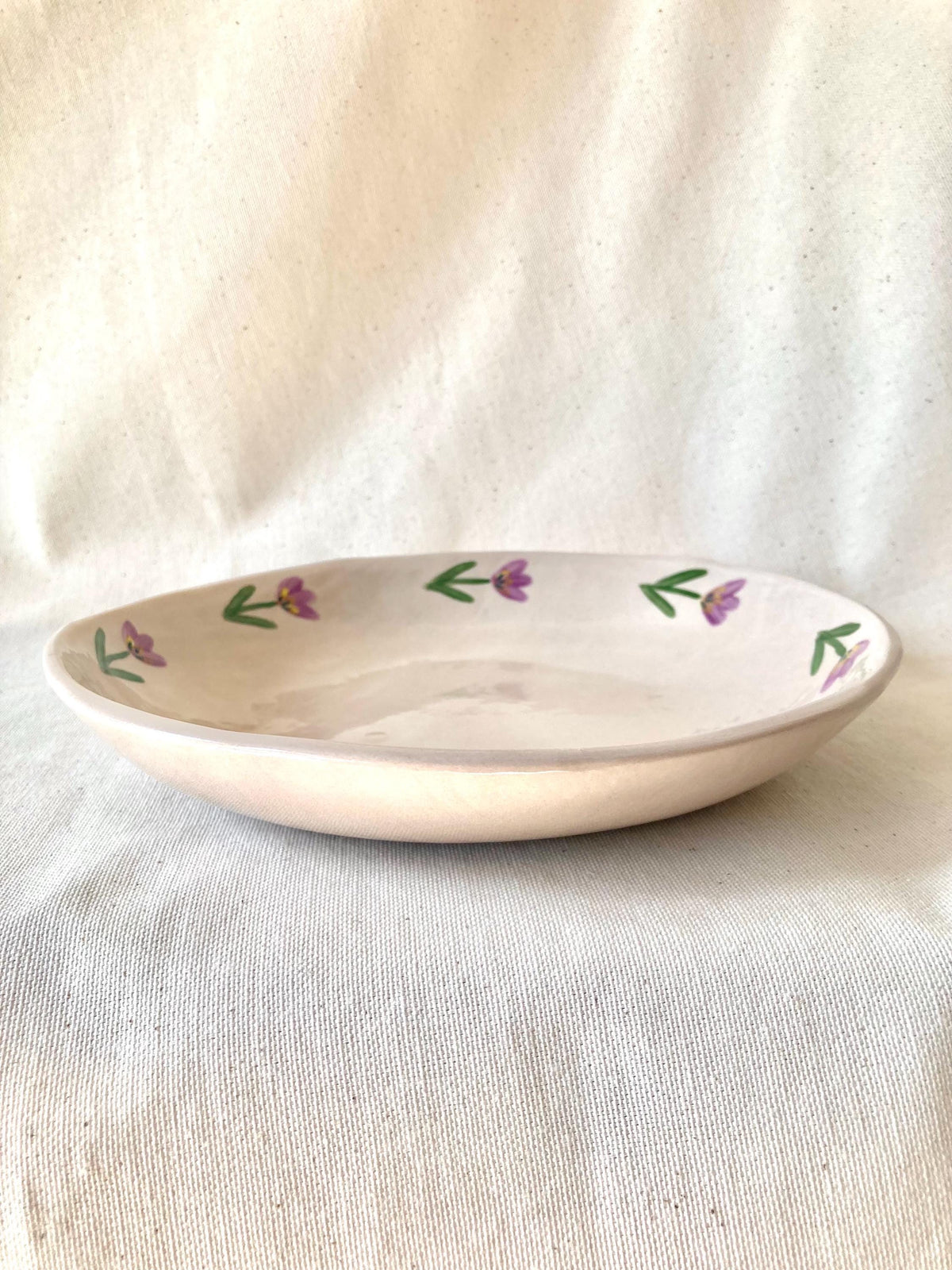 Assiette creuse céramique couronne de tulipes violettes
