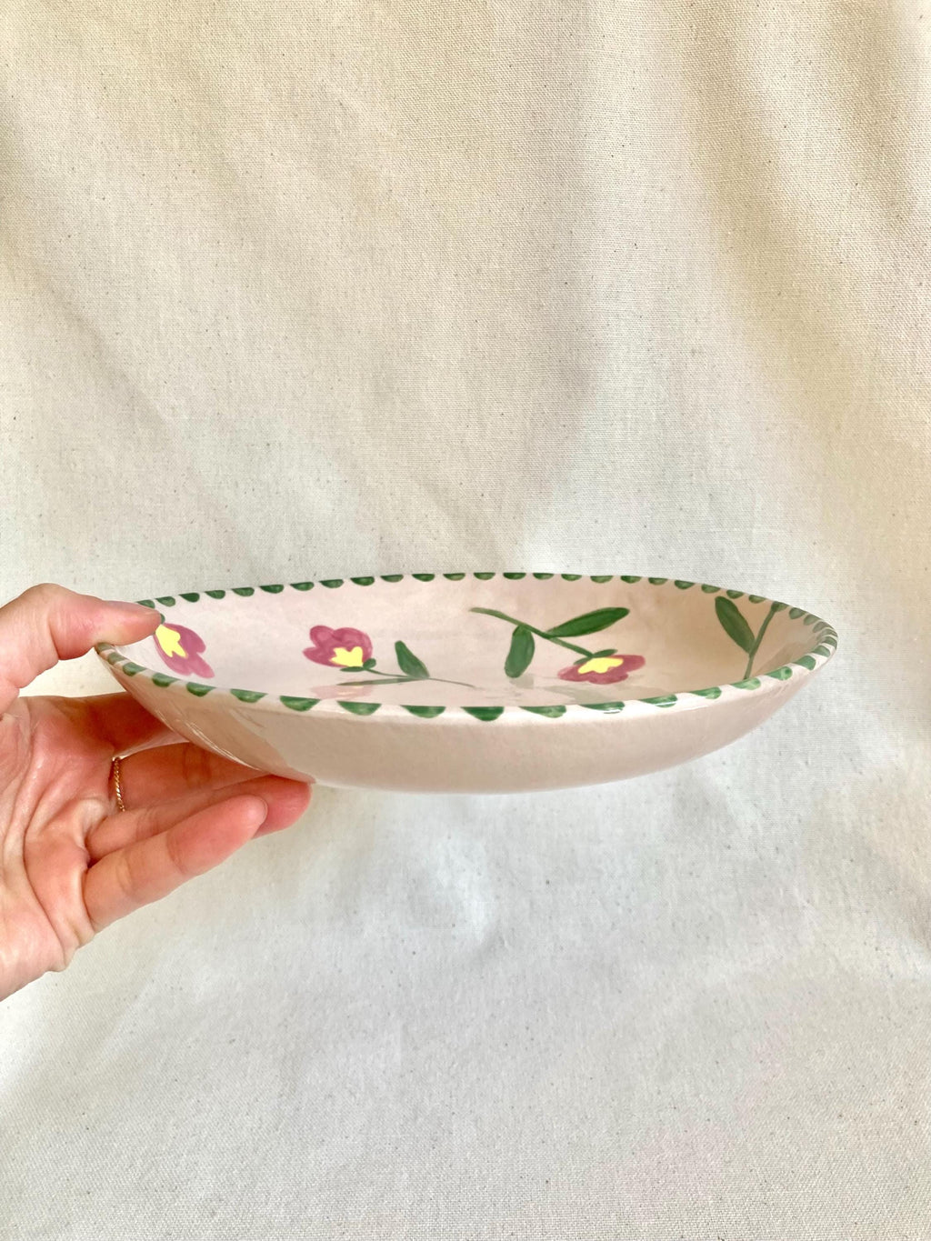 Assiette creuse céramique fleurs roses et jaunes, liseré pois verts