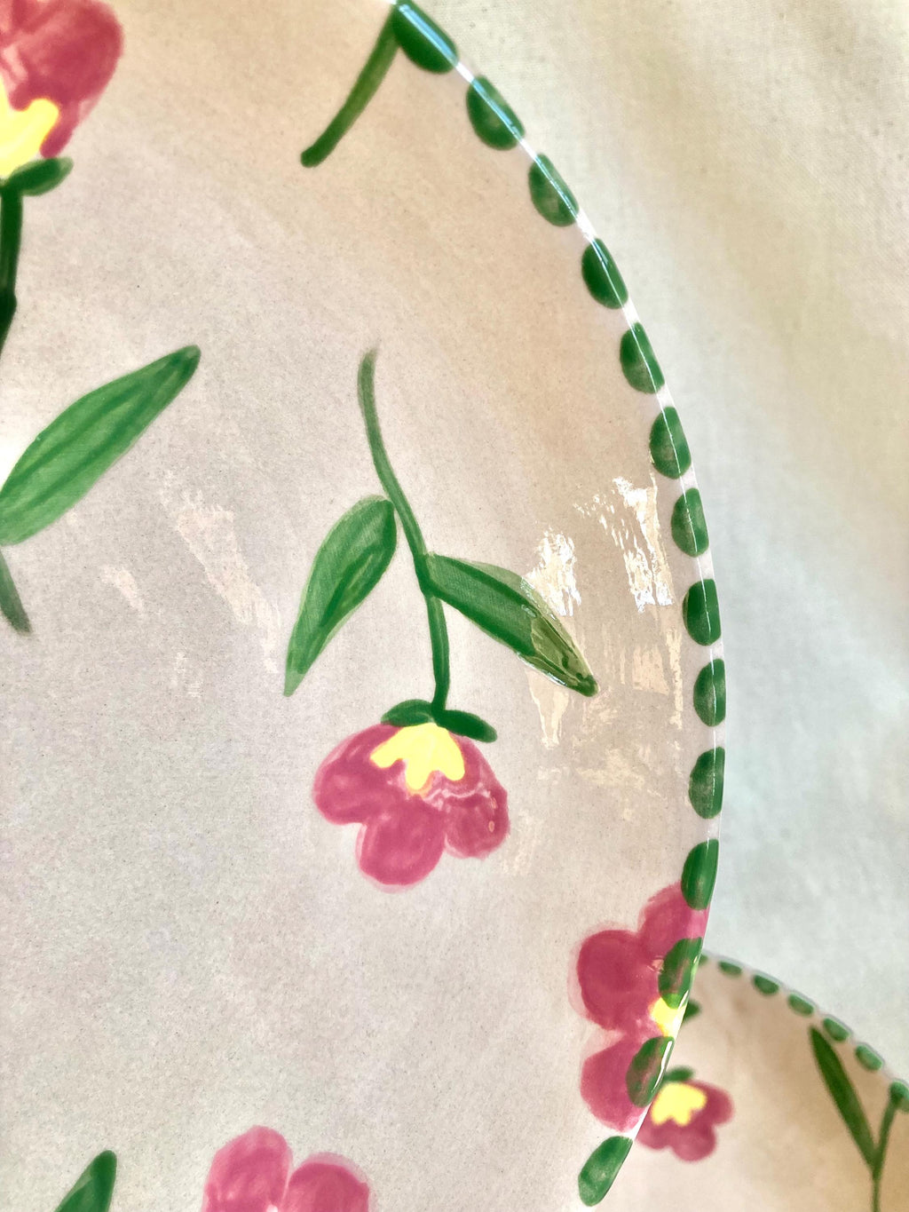 Assiette creuse céramique fleurs roses et jaunes, liseré pois verts