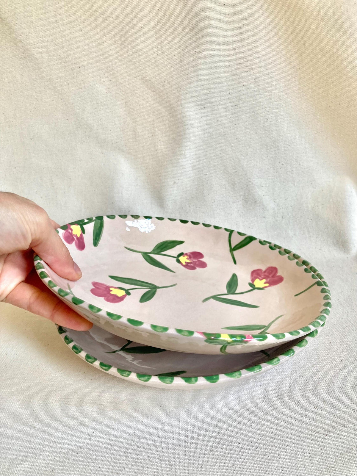 Assiette creuse céramique fleurs roses et jaunes, liseré pois verts