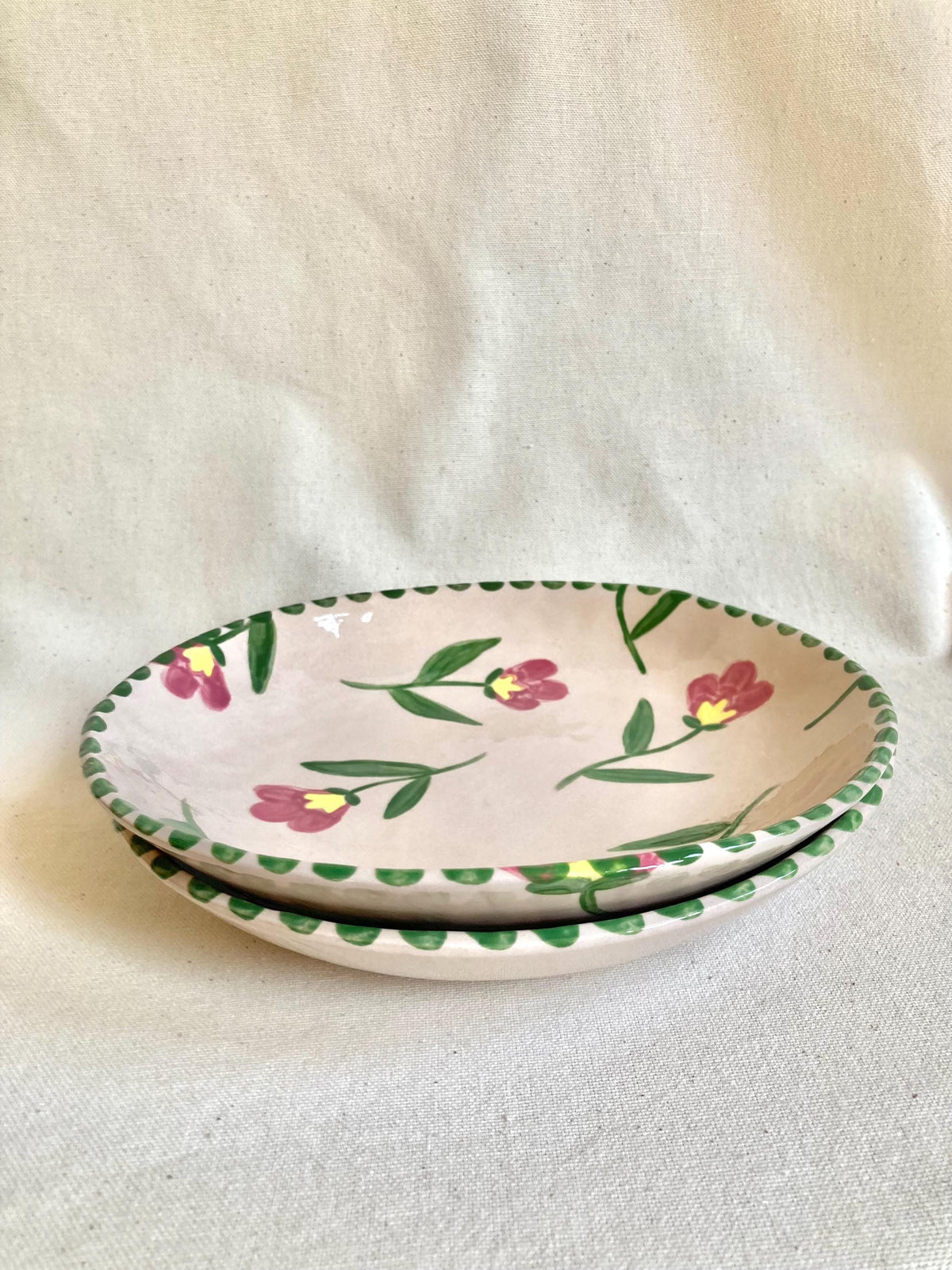 Assiette creuse céramique fleurs roses et jaunes, liseré pois verts