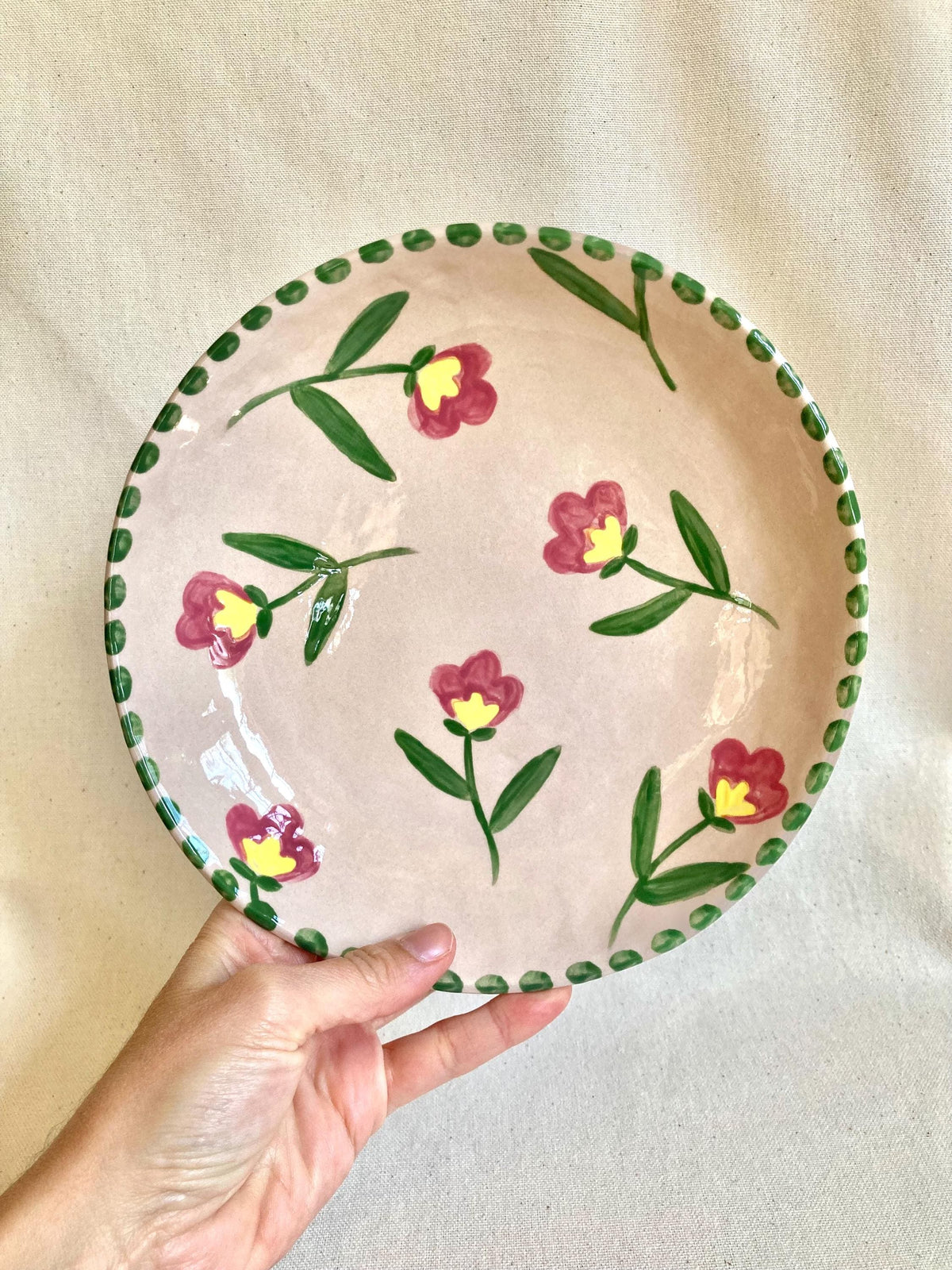 Assiette creuse céramique fleurs roses et jaunes, liseré pois verts