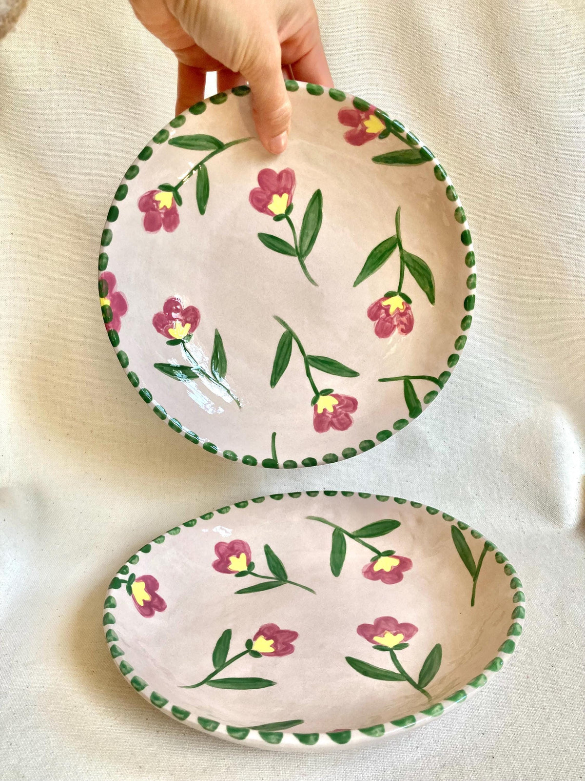 Assiette creuse céramique fleurs roses et jaunes, liseré pois verts
