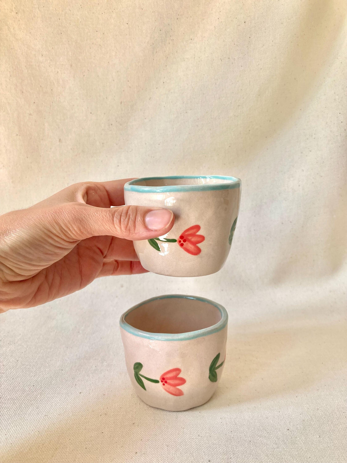 Tasse céramique fleurs roses horizontales et liseré bleu ciel