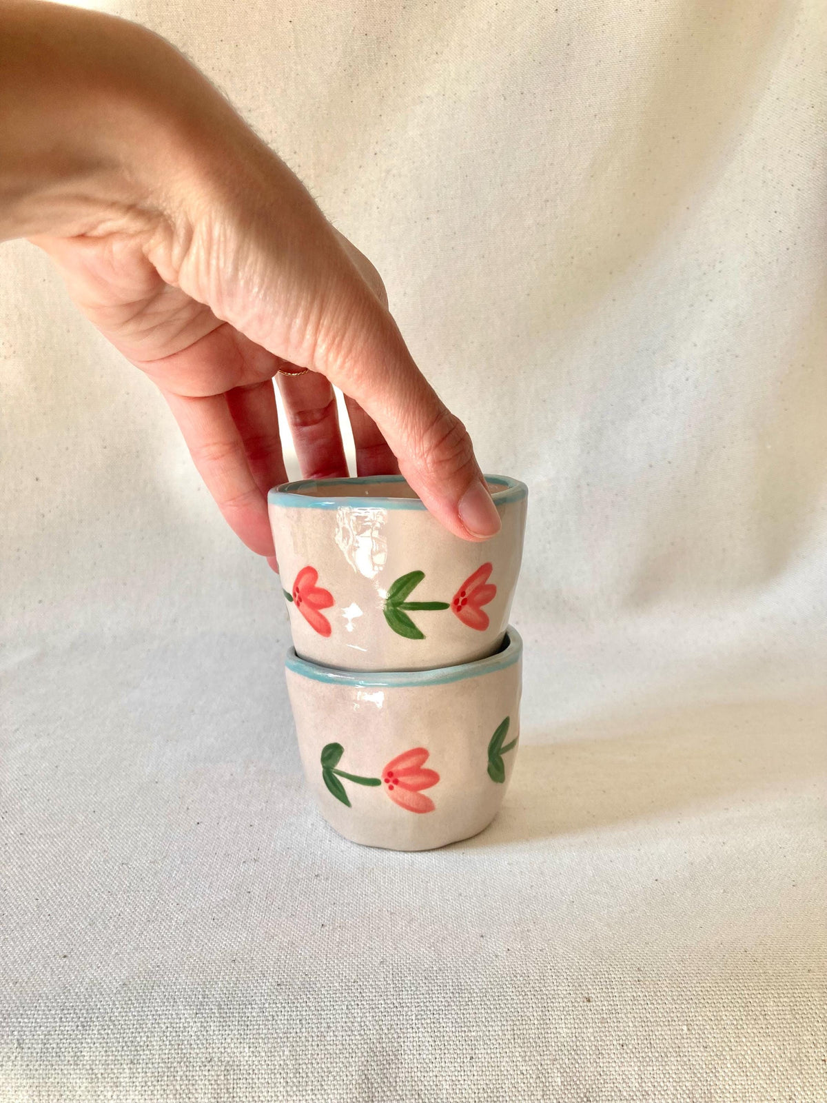 Tasse céramique fleurs roses horizontales et liseré bleu ciel