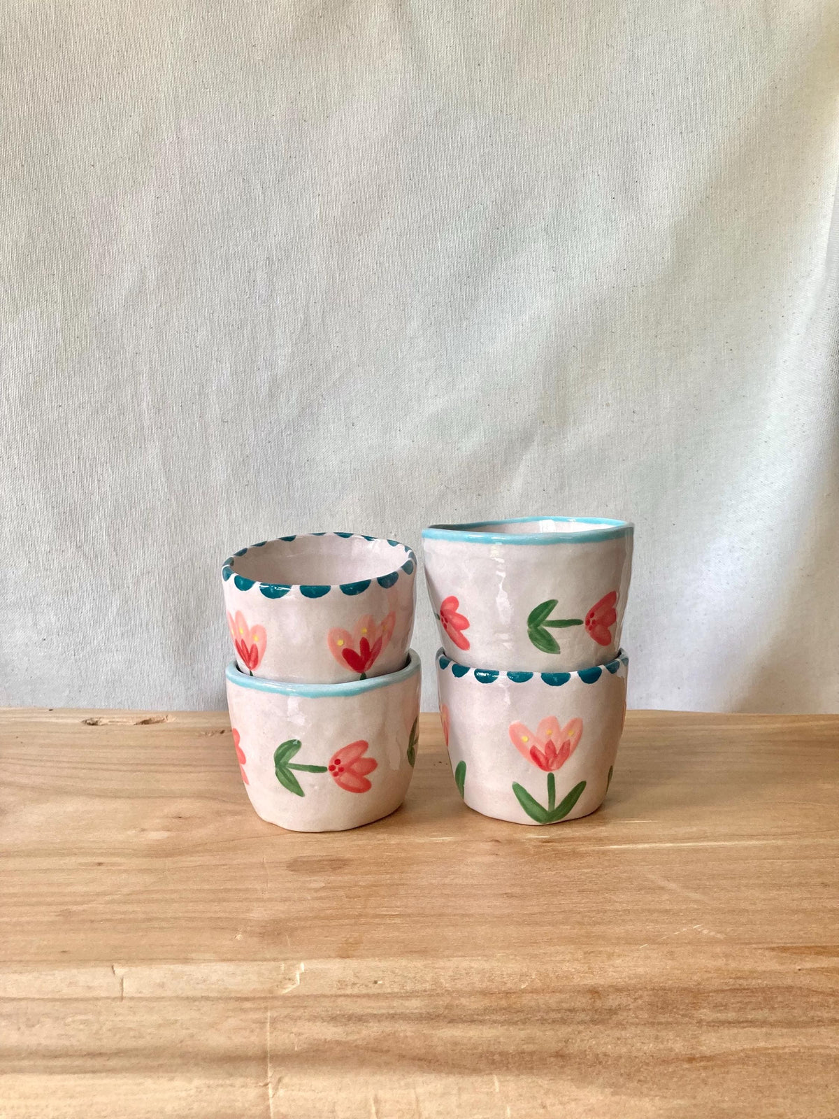 Tasse céramique fleurs roses horizontales et liseré bleu ciel