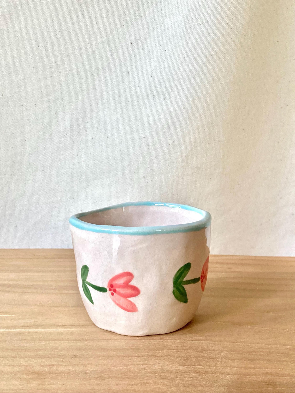 Tasse céramique fleurs roses horizontales et liseré bleu ciel