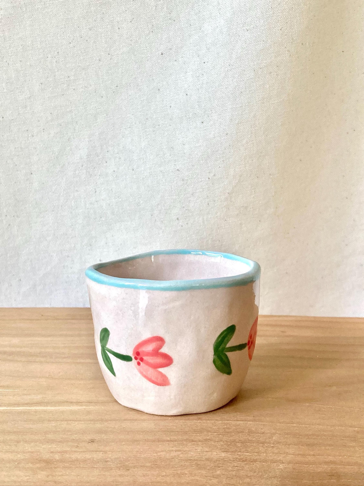 Tasse céramique fleurs roses horizontales et liseré bleu ciel