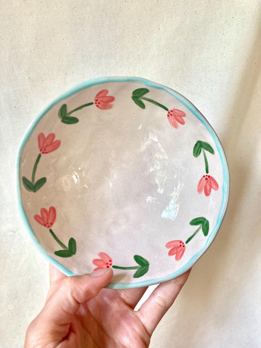 Bol céramique couronne de fleurs roses et liseré bleu ciel